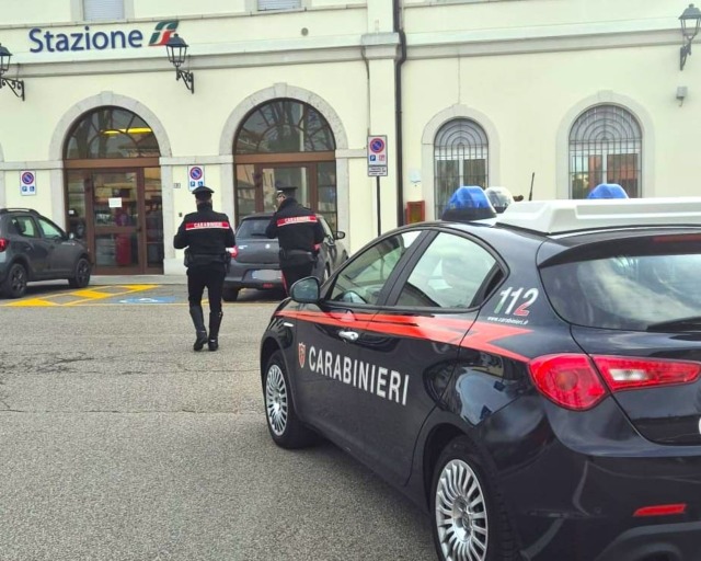 Due sedicenni sorpresi a smontare un motorino nel piazzale della stazione