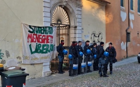 Il 3 novembre il Centro Sociale occupa lo studentato, il 4 la Polizia lo sgombera
