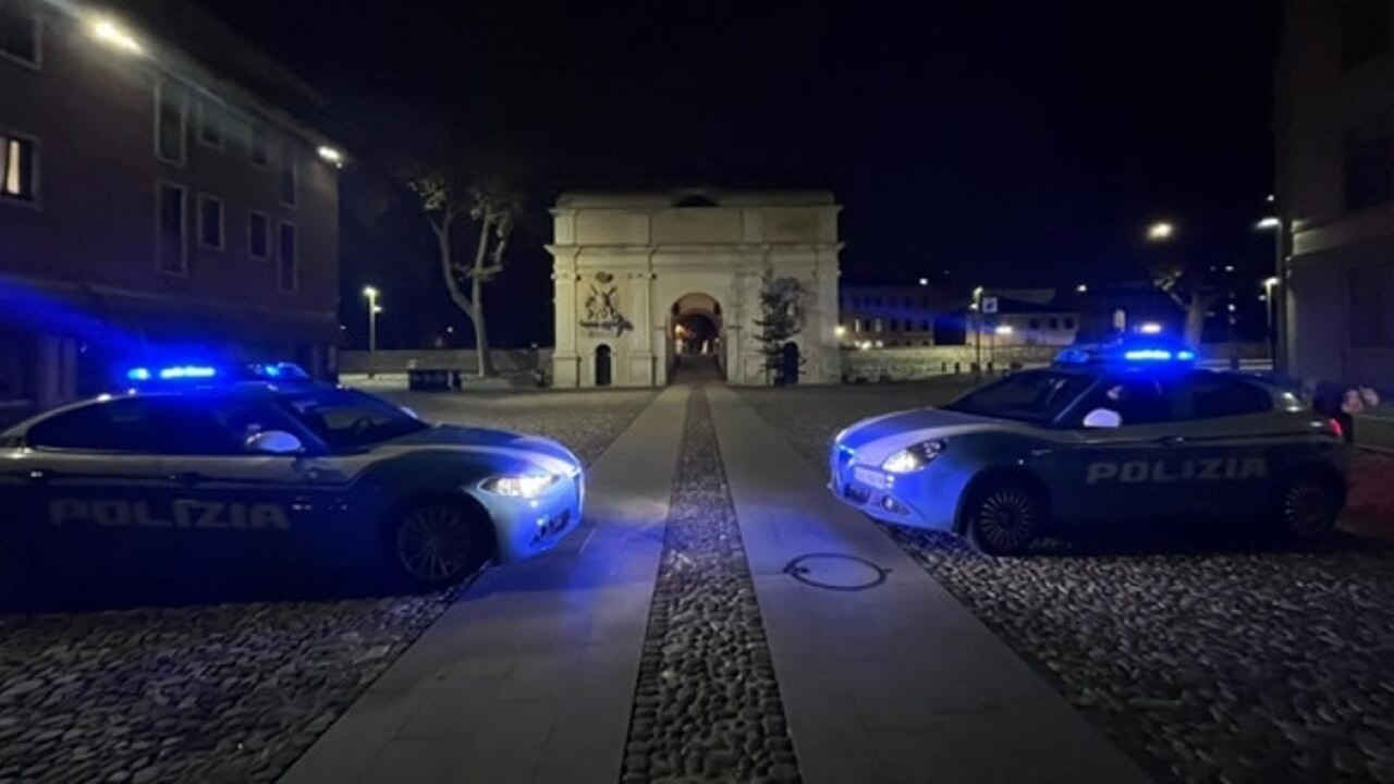 Beccato a spacciare cocaina davanti a un bar, in tasca aveva anche dieci grammi di hashish