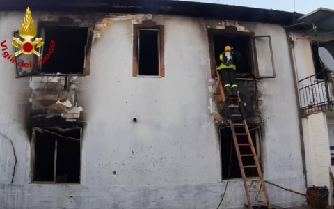 Incendio in un’abitazione a Due Carrare, padre e figlio escono da casa e danno l’allarme