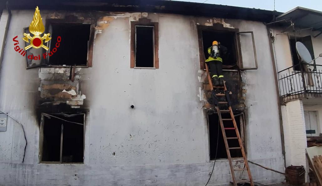 Incendio in un’abitazione a Due Carrare, padre e figlio escono da casa e danno l’allarme