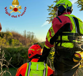 Recuperata dai Vigili del fuoco una imbarcazione incagliata nelle chiuse del Brenta