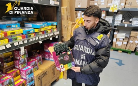 Luminarie di Natale e accessori per smartphone pericolosi per i consumatori, sequestrati 27mila articoli