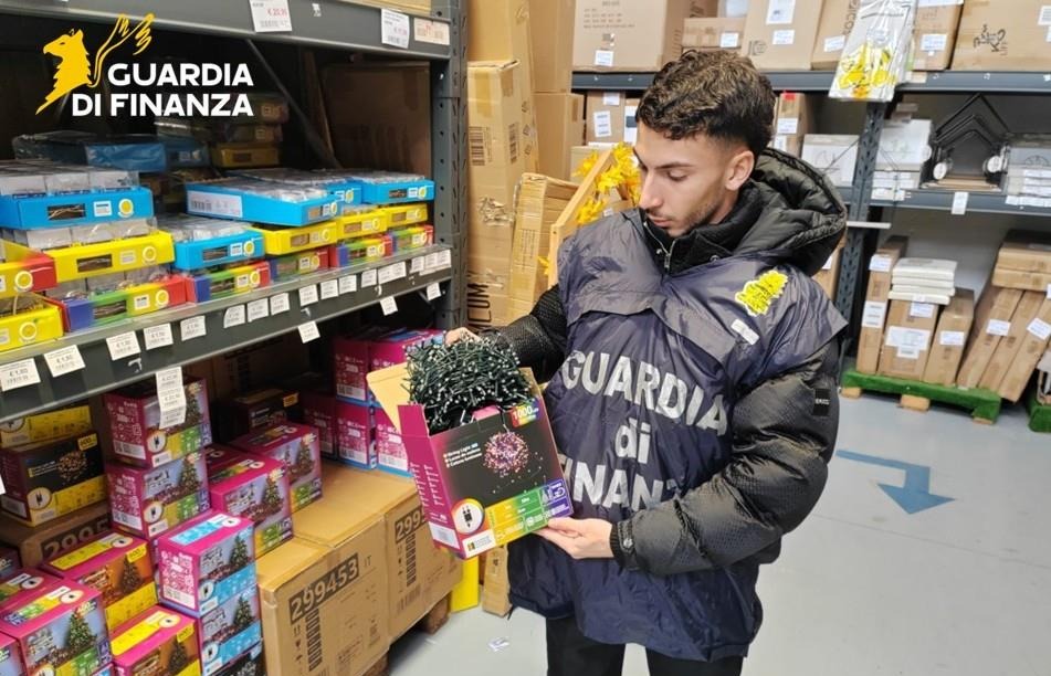 Luminarie di Natale e accessori per smartphone pericolosi per i consumatori, sequestrati 27mila articoli