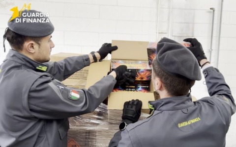 Sequestrati 45.350 fuochi d’artificio stoccati con materiale infiammabile, scatta una denuncia