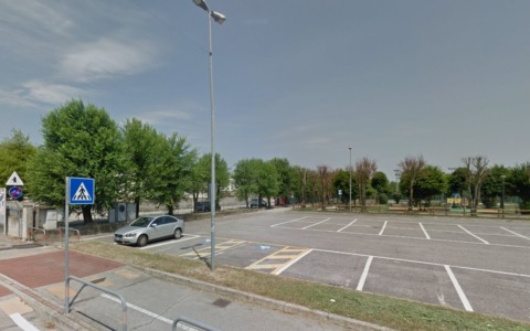 Beccati nel parcheggio di una scuola con armi da soft air senza tappo rosso