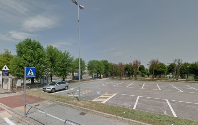 Beccati nel parcheggio di una scuola con armi da soft air senza tappo rosso