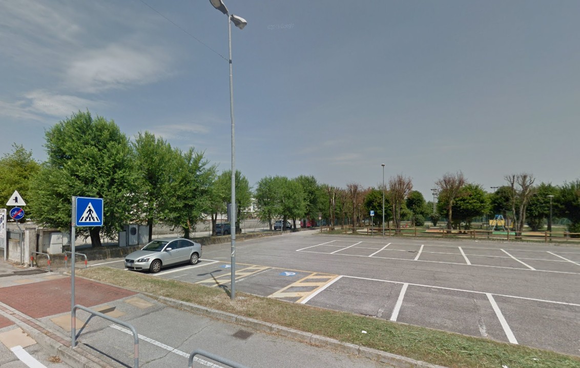 Beccati nel parcheggio di una scuola con armi da soft air senza tappo rosso