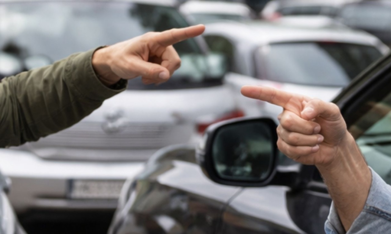 Lite per un parcheggio: 54enne si finge un carabiniere, ma il suo “avversario” è un vero finanziere