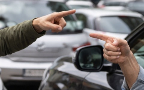 Lite per un parcheggio: 54enne si finge un carabiniere, ma il suo “avversario” è un vero finanziere