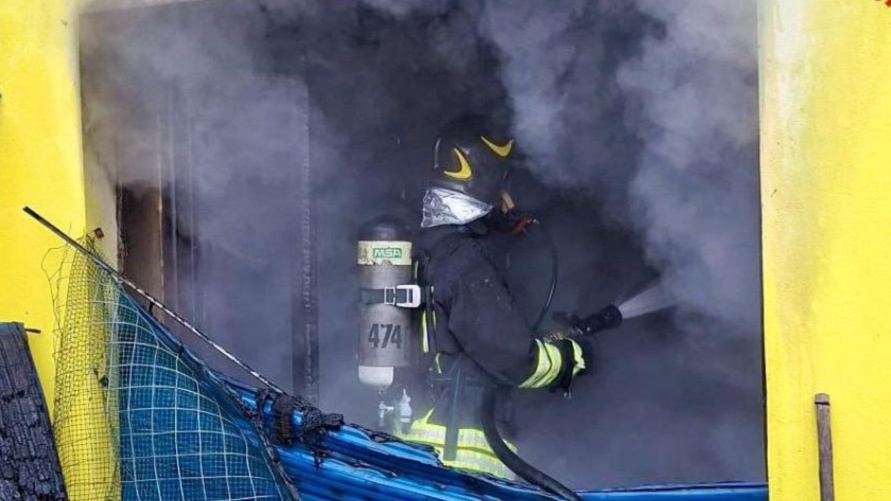 Casa in fiamme a Villa Estense, un ustionato
