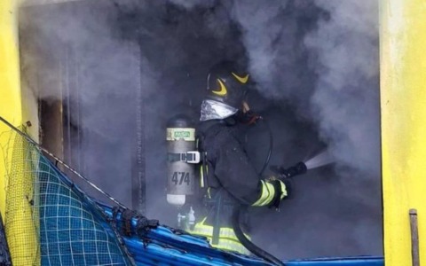 Casa in fiamme a Villa Estense, un ustionato