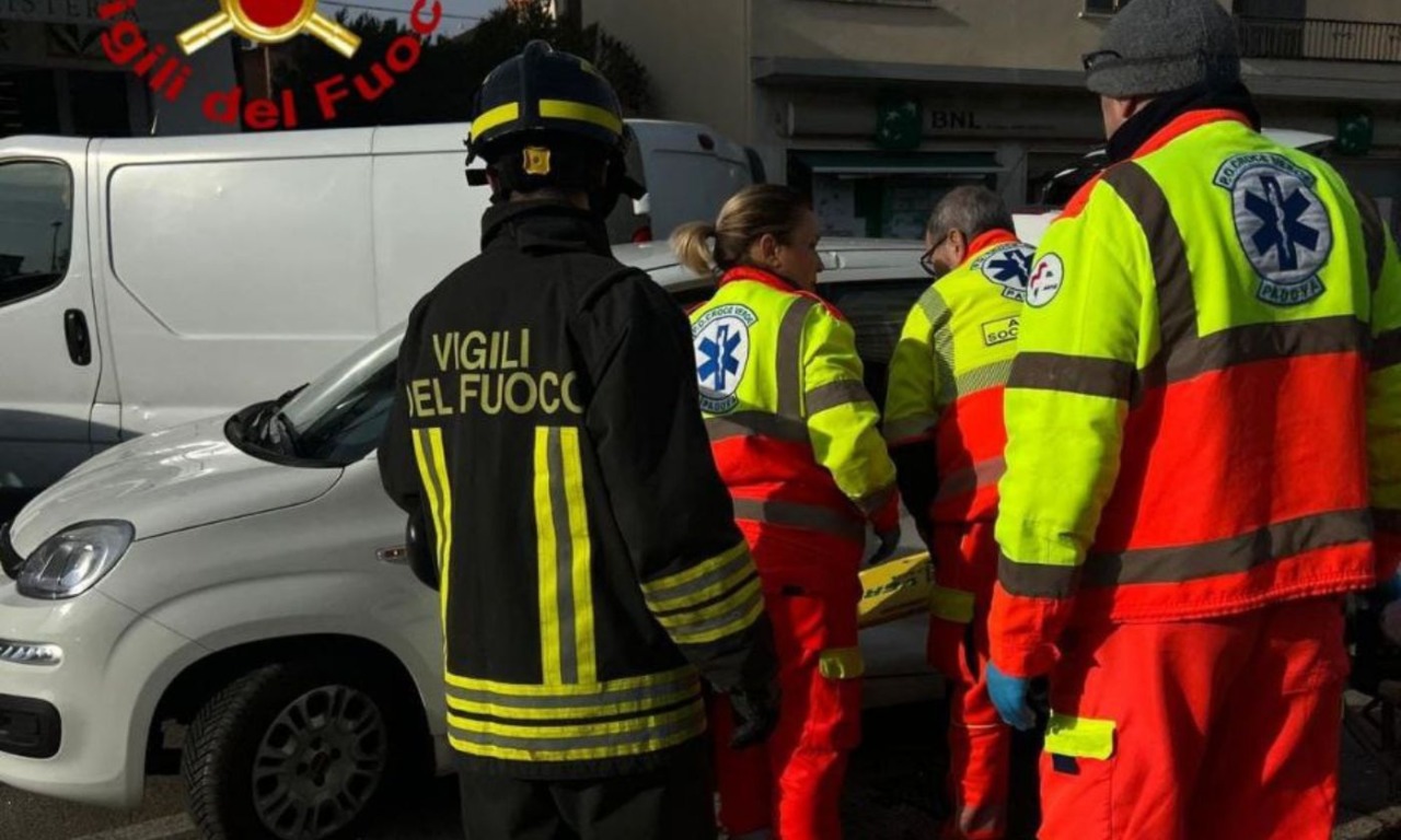 Incidente in via Guizza a Padova: scontro tra furgone e tre auto, tre feriti