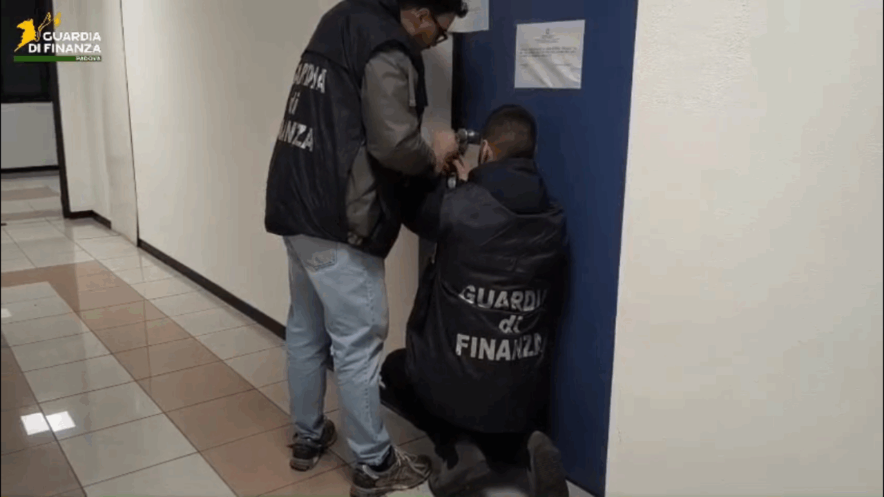 Centro massaggi trasformato in una “casa chiusa”: la Guardia di Finanza scopre giro da 40mila euro al mese
