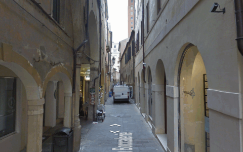 Violenta rissa con lanci di pietre in centro a Padova per motivi di gelosia