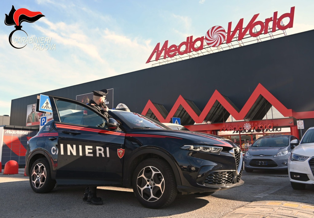 Nel parcheggio della MediaWorld con pinza e tenaglia, denunciato 63enne per tentato furto