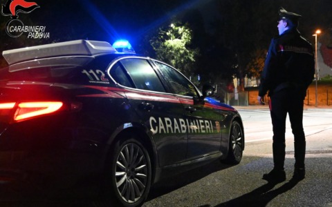 Fermati dai Carabinieri su una Mercedes, avevano rubato l’auto poco prima nel parcheggio di un hotel