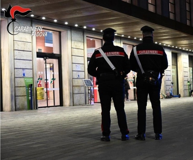 Spranghe di ferro e violenza nel piazzale della Stazione: intervengono i Carabinieri