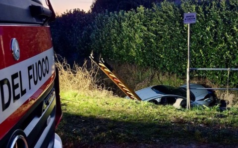 Finiscono nel fosso tra Taggì e Ronchi: passeggera estratta dai pompieri