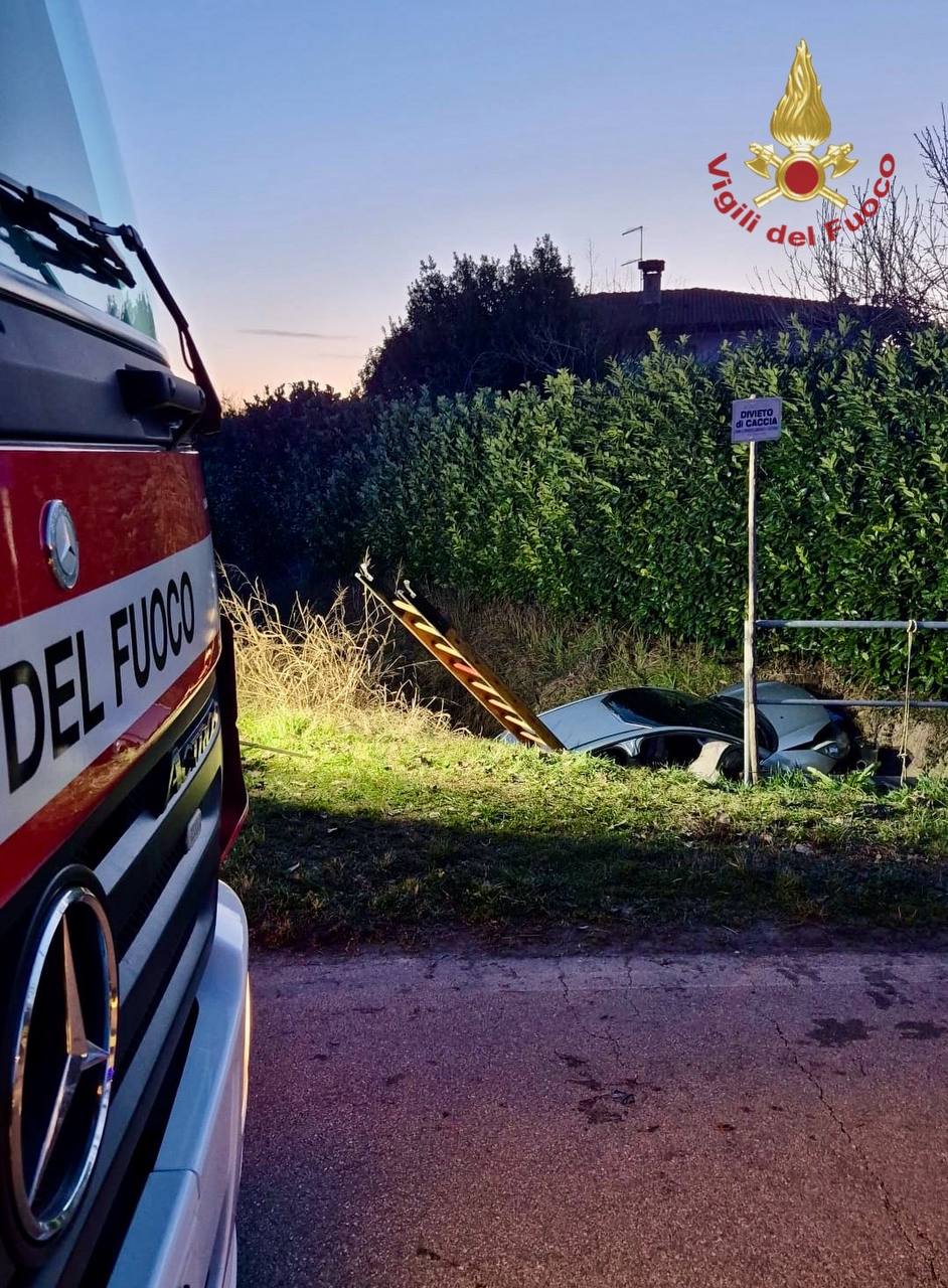 Finiscono nel fosso tra Taggì e Ronchi: passeggera estratta dai pompieri