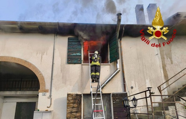Incendio in un’abitazione a Polverara: vigili del fuoco salvano un anziano di 80 anni