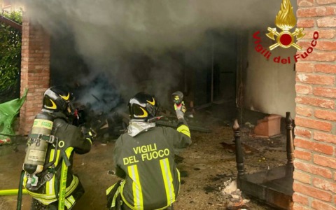 La legnaia va a fuoco ma si salva la casa adiacente