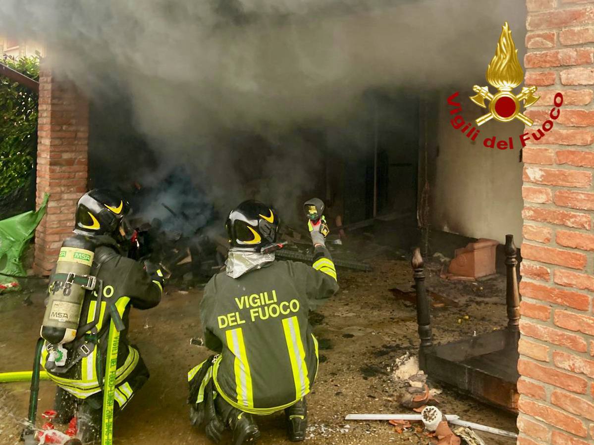La legnaia va a fuoco ma si salva la casa adiacente