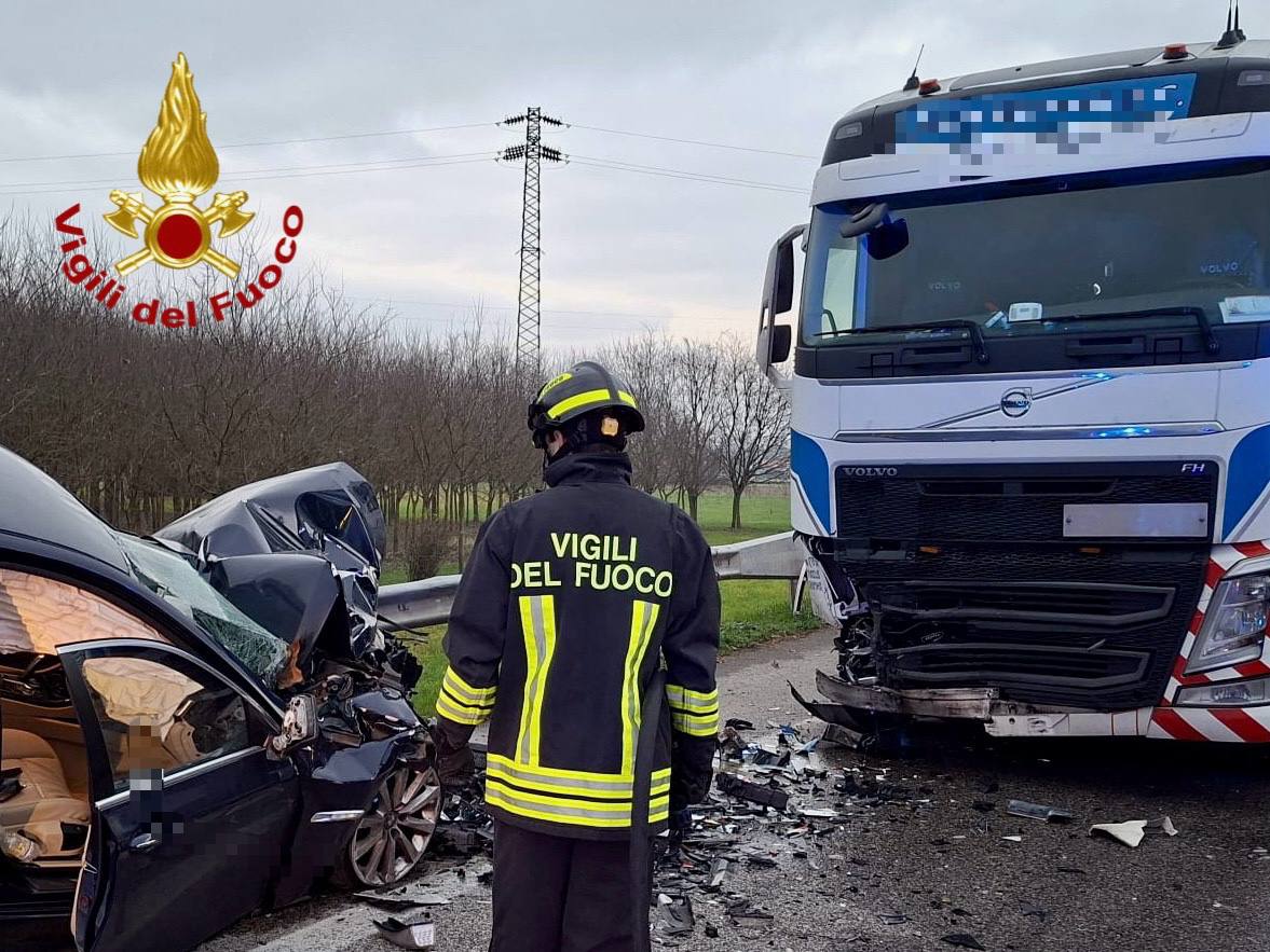 79enne muore nel frontale tra un’auto e un camion sulla statale 53 a Carmignano di Brenta