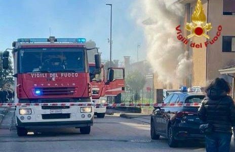 Incendio nell’appartamento al piano terra di una palazzina, due minori intossicati