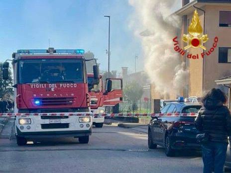 Incendio nell’appartamento al piano terra di una palazzina, due minori intossicati