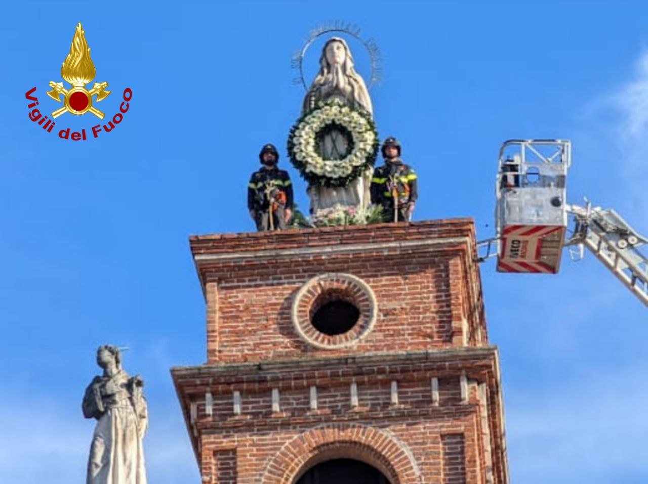 Omaggio alla Madonna del Carmine: i Vigili del Fuoco posano la tradizionale corona di fiori