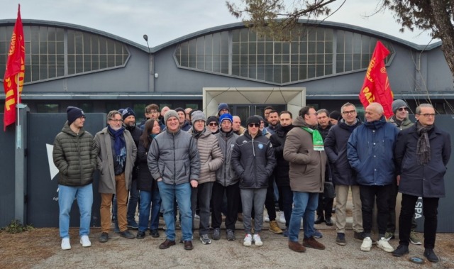 Presidi dei lavoratori (senza stipendio da dicembre) davanti alla AZA Corp di Noventa Padovana in crisi