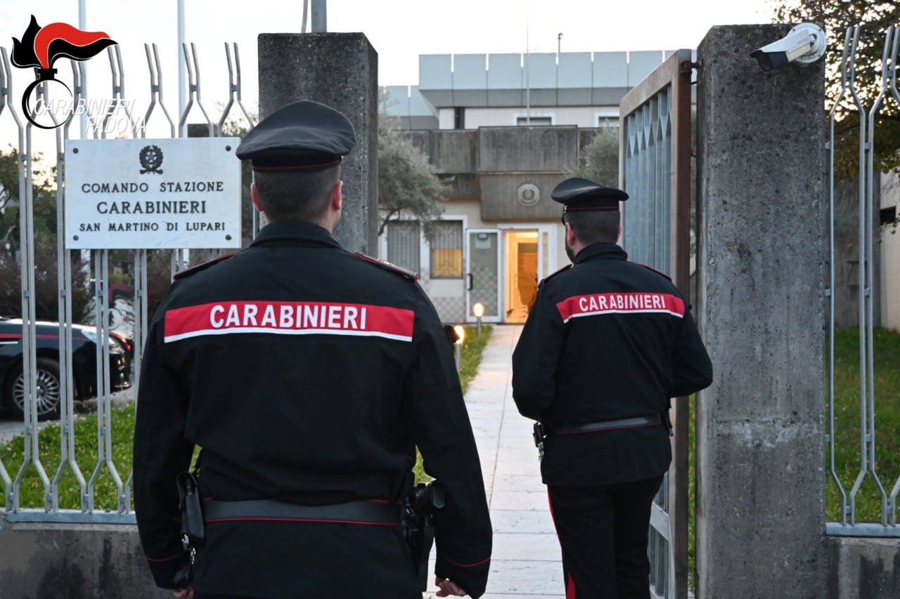 Non solo pedinamenti e minacce: era così ossessionato dall’ex da aver messo una telecamera in casa sua e un GPS nell’auto