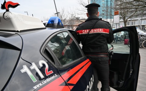 Tenta il tutto per tutto per non farsi beccare: fermato prima di mandare giù un panetto di hashish