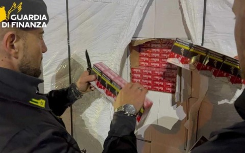 Fermato tir con macchine per il caffè: nascoste tra i bancali ci sono 35mila stecche di sigarette di contrabbando