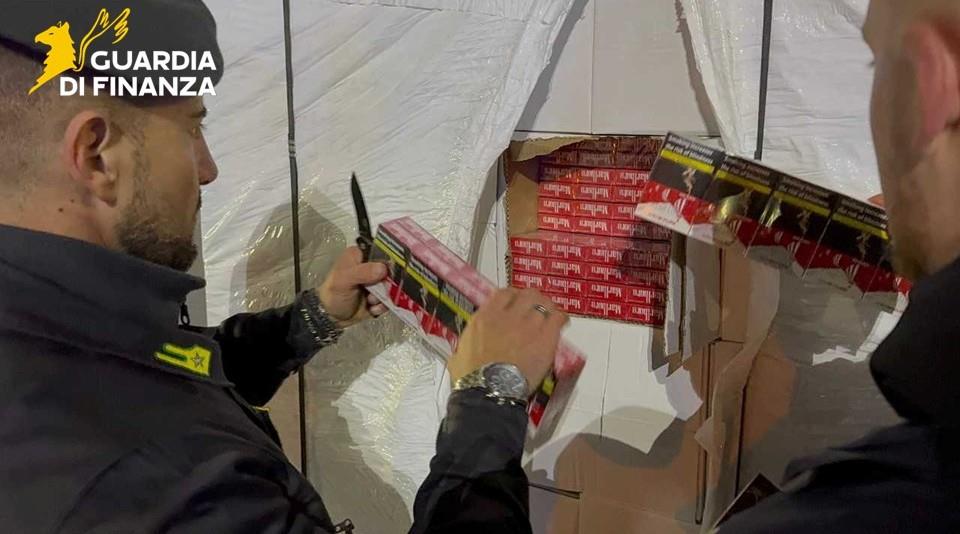 Fermato tir con macchine per il caffè: nascoste tra i bancali ci sono 35mila stecche di sigarette di contrabbando