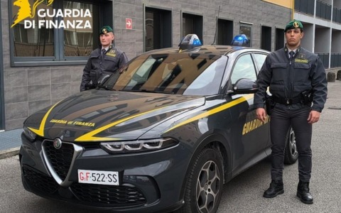 Carenze igieniche, lavoro nero e locali trasformati in dormitori: sequestrato capannone di 450 metri quadri