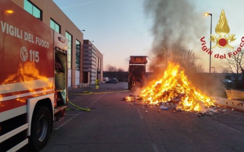 A fuoco un compattatore per rifiuti urbani a Padova