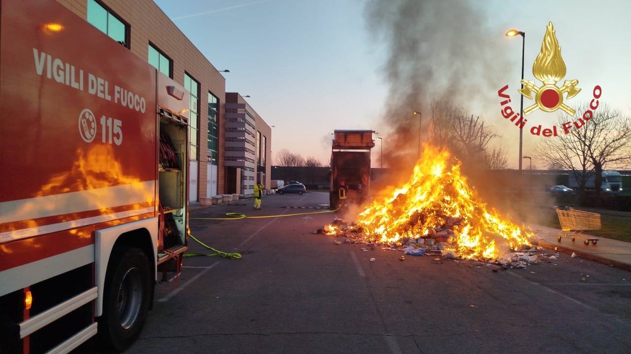 A fuoco un compattatore per rifiuti urbani a Padova