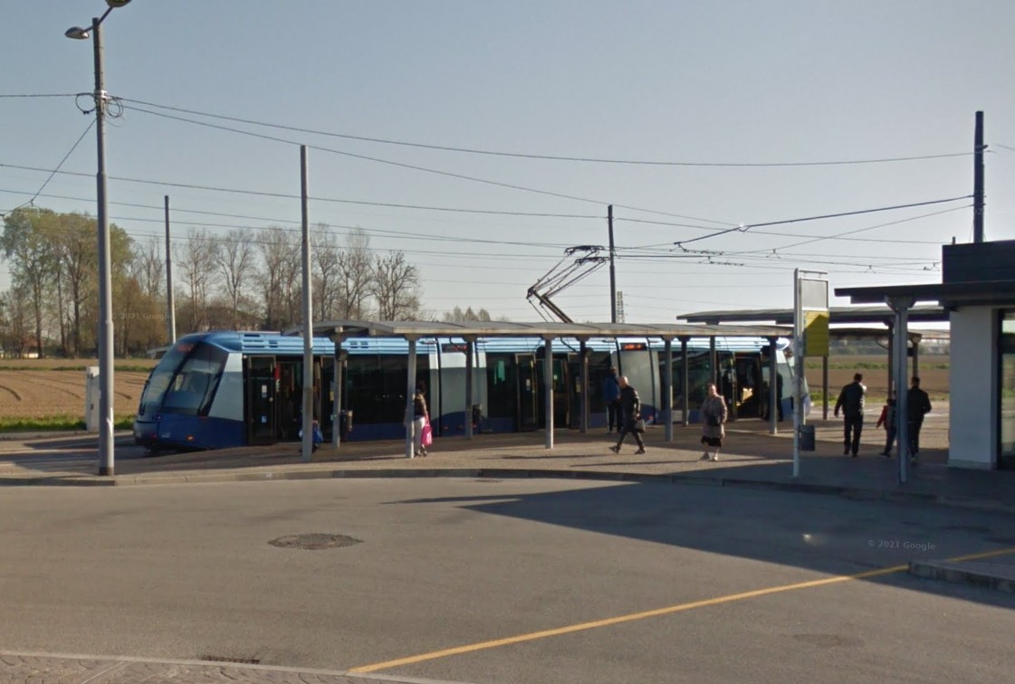 Molesta e minaccia i passeggeri del tram con mazze da golf nello zaino