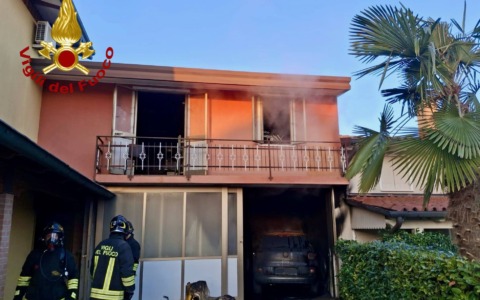 Auto in fiamme in un garage a Vigonza: intervento dei Vigili del Fuoco all’alba