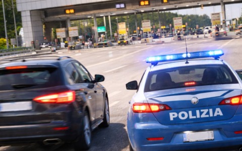 Inseguimento a folle velocità a Vicenza: l’auto dei fuggitivi padovani si schianta contro un camion al casello