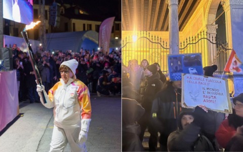 Fiaccola olimpica a Padova, accensione del braciere in Prato della Valle tra applausi e contestazioni