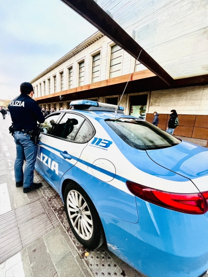 78enne invalida dal balcone lancia i suoi ori alla truffatrice che li “doveva” controllare