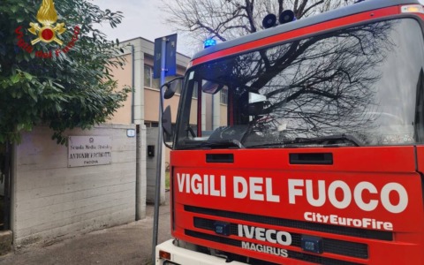 Allarme per una sostanza urticante alla scuola media “Antonio Pacinotti”: evacuato l’istituto