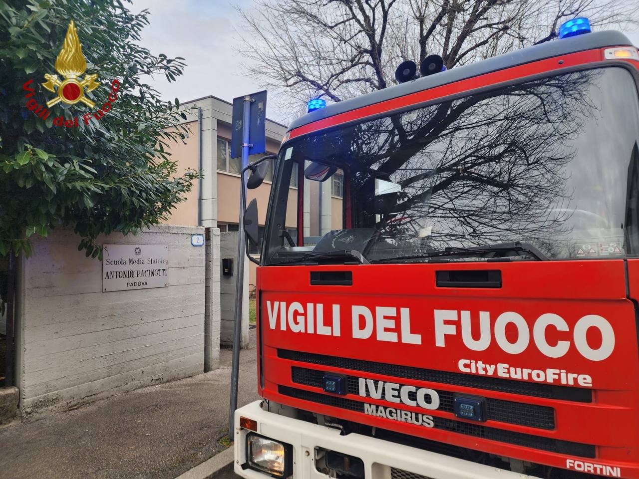 Allarme per una sostanza urticante alla scuola media “Antonio Pacinotti”: evacuato l’istituto