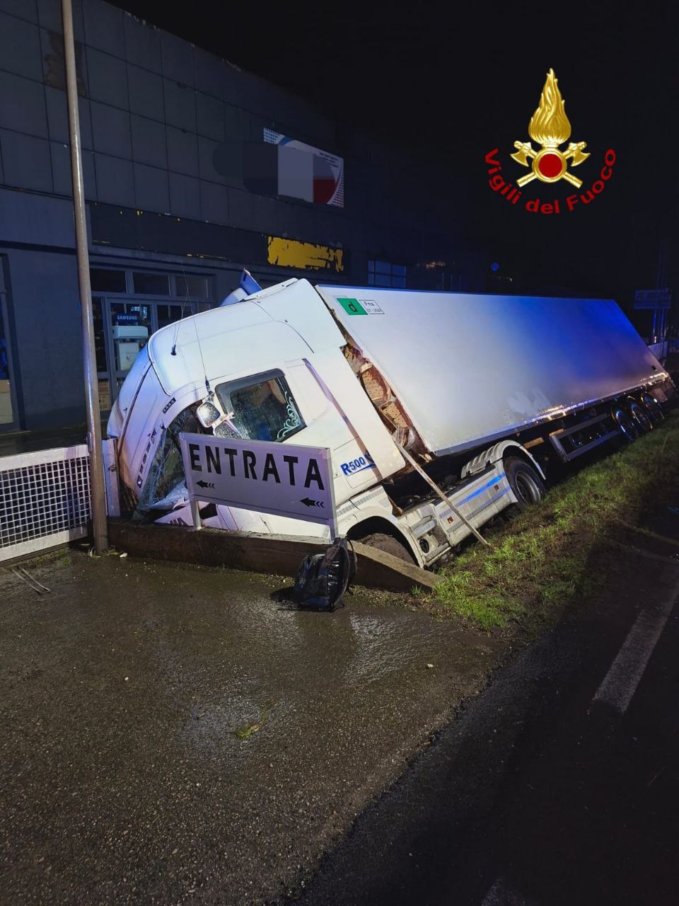 Camion esce di strada e finisce contro un ponticello: ferito l’autista