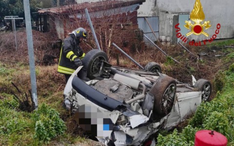 San Pietro Viminario, auto esce di strada e si capovolge: conducente illeso