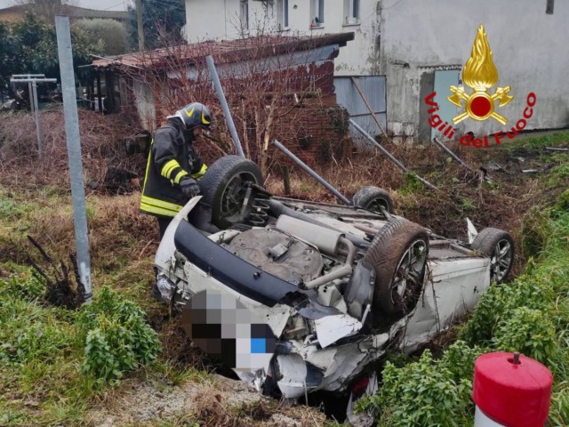 San Pietro Viminario, auto esce di strada e si capovolge: conducente illeso