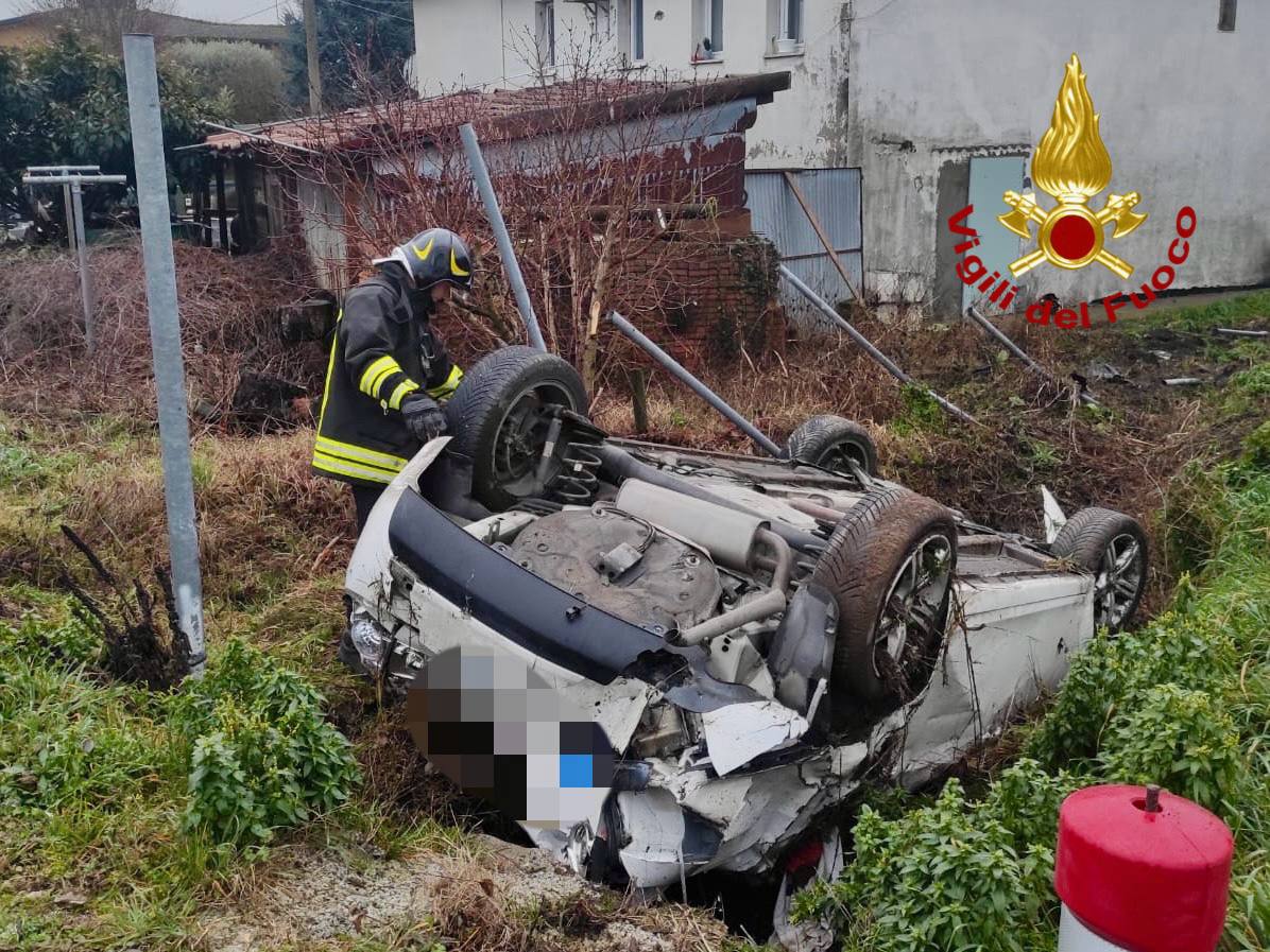 San Pietro Viminario, auto esce di strada e si capovolge: conducente illeso
